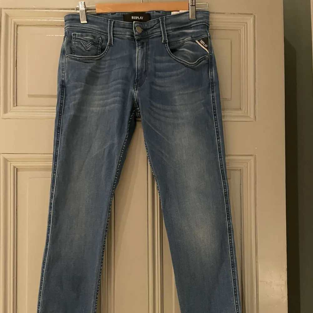 Säljer mina feta replay jeans för endast 399 kr. Modellen är Anbass slimfit. Storleken är 28/30.. Jeans & Byxor.