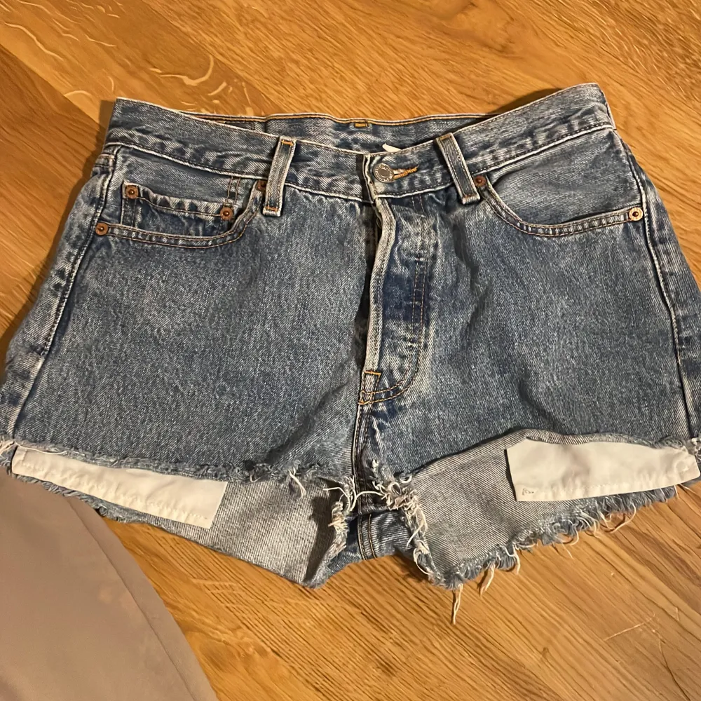 Säljer mina Levis shorts!🩵 strlk 30/32 Fint skick☺️köpare står för frakt🌟🌟. Shorts.