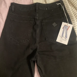 Abrand jeans - Helt nya endast provade abrand jeans i modellen A 94 high straight. Nypris typ 800 kr. Skriv för fler bilder   Midjemått tvärs över 34. Innerbenslängd 77cm