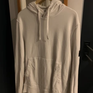 Stone Island hoodie - Äkta vit stone island hoodie, inga skador, som ny. Certilogon kan skickas vid behov. Priset är förhandlingsbart.