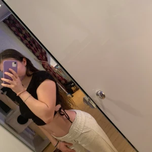 Snygg kort ärmlös tröja  - Säljer denna fina toppen då den inte används mycket, använt 2 gånger. Inga defekter, passar även XS