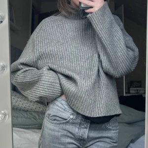 Stickad H&M - Stickad, grå tröja från H&M, perfekt till en sommarkväll likväl som till vintern. Tröjan är i fint skick🤍  skriv för mer info