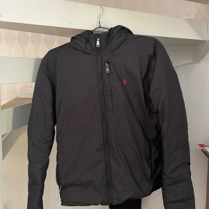 Ralph lauren jacka - Säljer min Ralph lauren jacka för den ej kommer till användning. Inga defekter skriv om du har några funderingar.