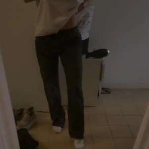 Svarta Lågmidjade jeans  - Svarta Lågmidjade jeans som är så fina och sitter perfekt! 