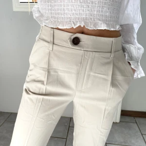 Biega byxor - Så fina biega byxor nu till i vår! Resor i bak vilket gör att dom sitter väldigt fint. Bra skick då de aldrig är använda! 