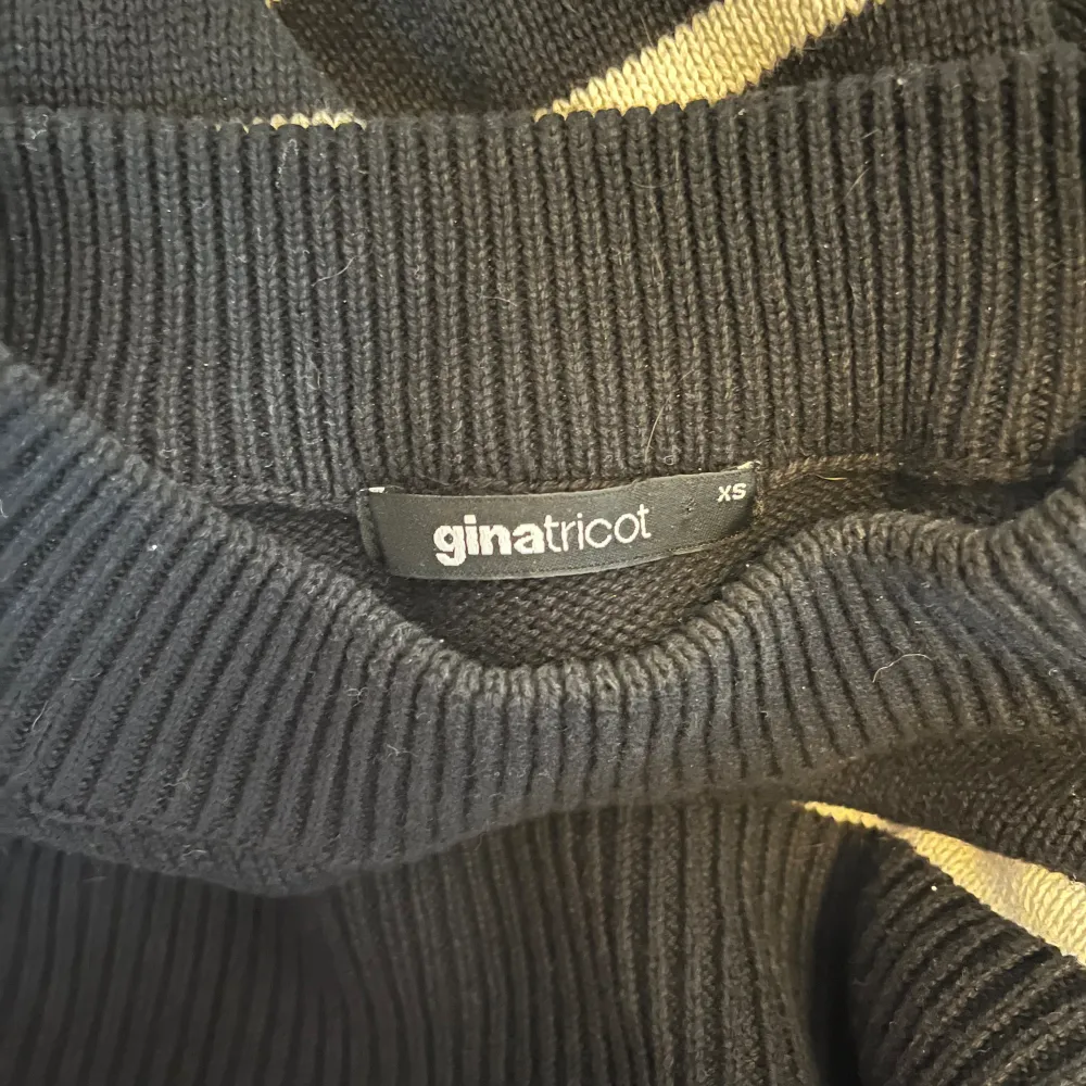 Randig stickad tröja från Gina Tricot, använd fåtal gånger. Köpare står för frakt.. Stickat.