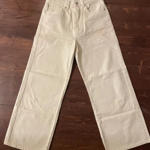 Vita vida jeans  - Säljer mina knappt använda äggvita vid jeans. Super snygga och bekväma men de kommer inte till använding längre!