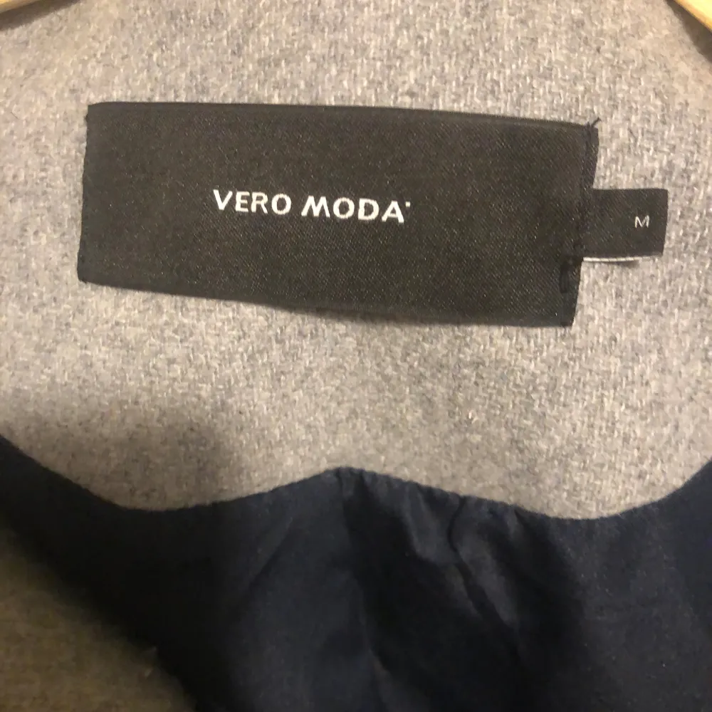 En fin grå kappa från vero Moda i storlek M, kom privat för bilder på 💞 Den är i bra skick och finns inga defekter. Köparen står för frakten, är också öppen för byten. Jackor.