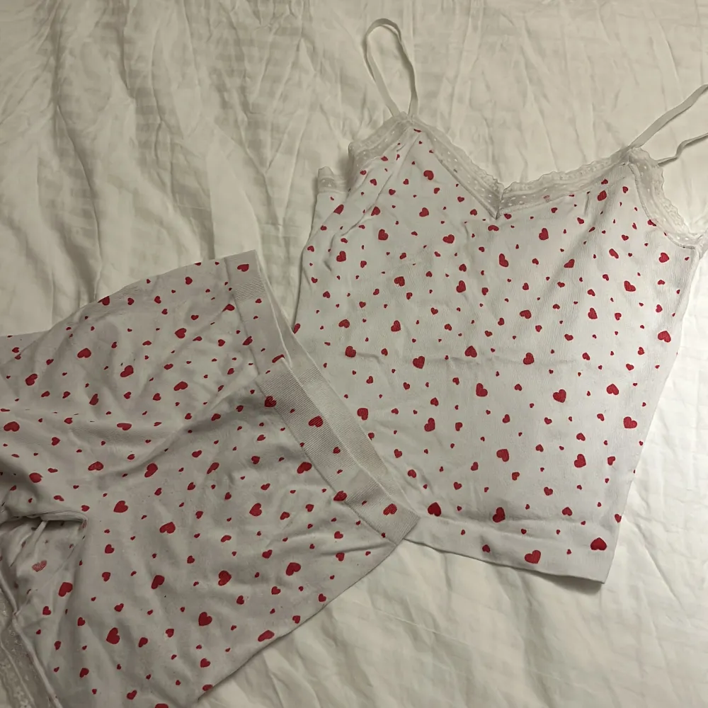 Säljer detta valentines edition pyjamasen från Cubus i storlek M då jag använt de typ en gång:). Toppar.