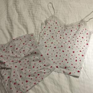Säljer detta valentines edition pyjamasen från Cubus i storlek M då jag använt de typ en gång:)