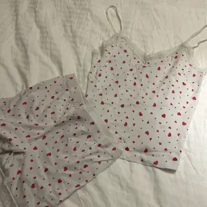 Säljer detta valentines edition pyjamasen från Cubus i storlek M då jag använt de typ en gång:)