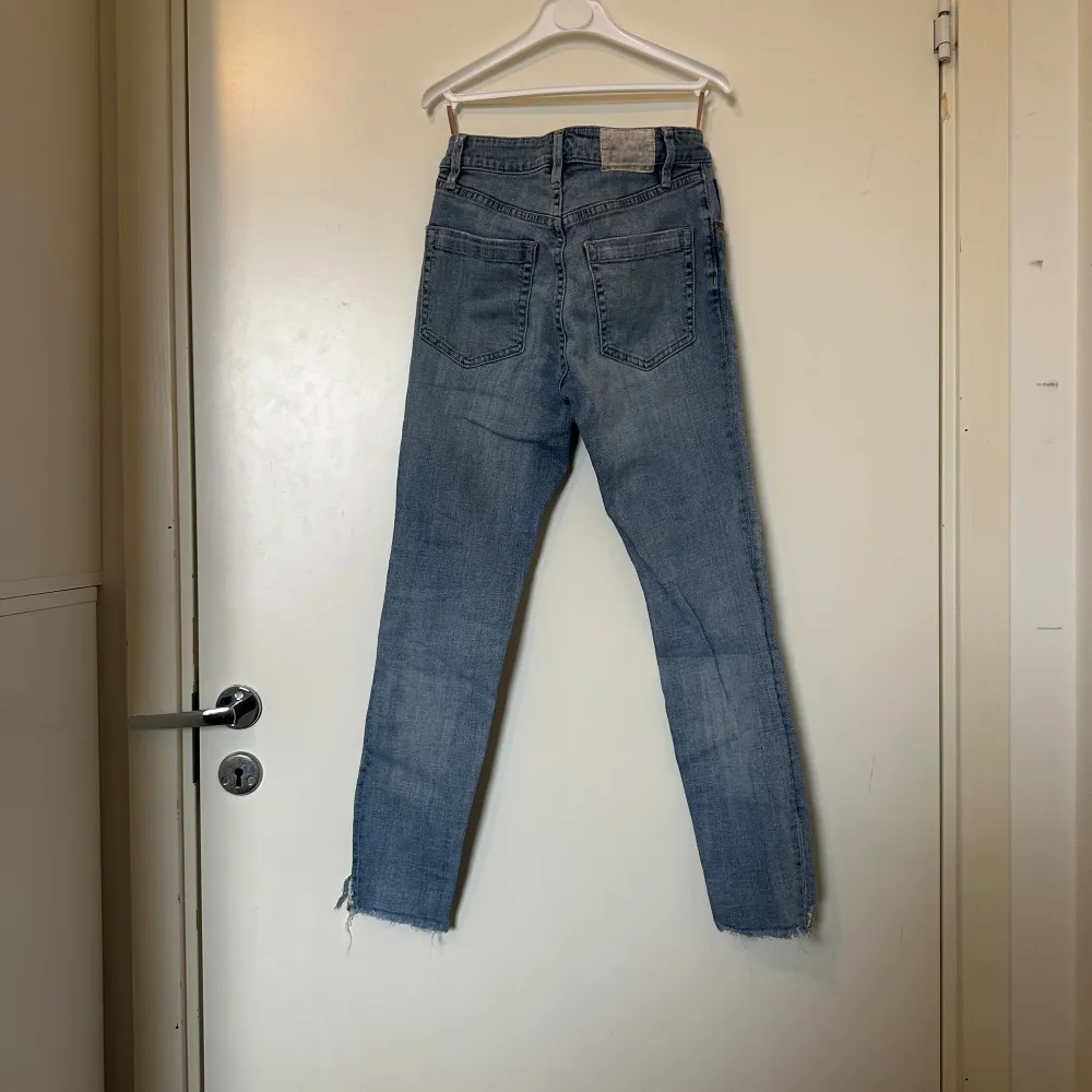 Säljer ett par otroligt vackra Odd Molly jeans i storlek W24 motsvarar ungefär en storlek XXS. Mycket fint skick, jag hittar inga synliga anmärkningar eller inga defekter. . Jeans & Byxor.