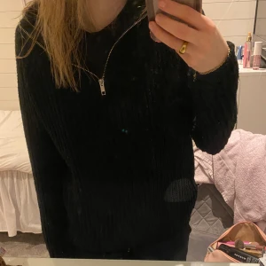 zip tröja  - Svart zip tröja från Only i storlek M🥰 lite nopprig på några ställen men annars i bra skick!