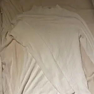 Säljer denna tröja i storlek M fin att ha som bas topp 