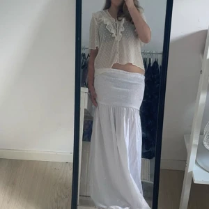 Vit blus  - Vit blus från zara, jättebra skick.  Skriv för fler bilder