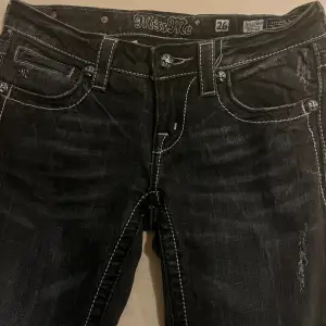 Jättefina Bootcut/Straight Miss Me Jeans! Köpta för 1200. Säljer pågrund av att dom inte kommer till användning, kan skicka fler bilder!💗