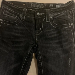 Miss Me Jeans - Jättefina Bootcut/Straight Miss Me Jeans! Köpta för 1200. Säljer pågrund av att dom inte kommer till användning, kan skicka fler bilder!💗