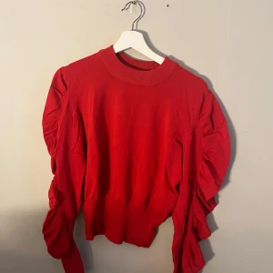 Fin tröja  - Säljer en tröja ifrån Gina som aldrig är använd utan enbart borttagen prislapp. Väldigt söt tröja men tyvärr inte min stil  Skriv vid frågor eller intresse 