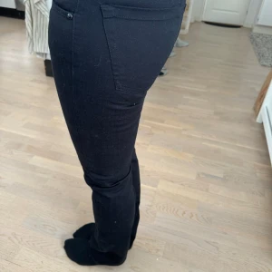 Lågmidjade jeans - Ett par lågmidjade/mid rise jeans som va alldeles för små❣️