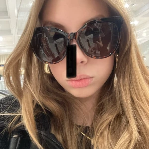 Bruna solglasögon - Liknade chimi glasögon som jag köpte på maldiverna. Har inga repor. Orginalpris 500kr