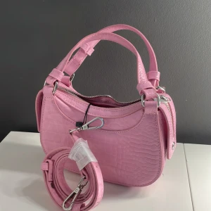 Rosa handväska - Söt liten handväska från Zara, helt ny och aldrig använd. 