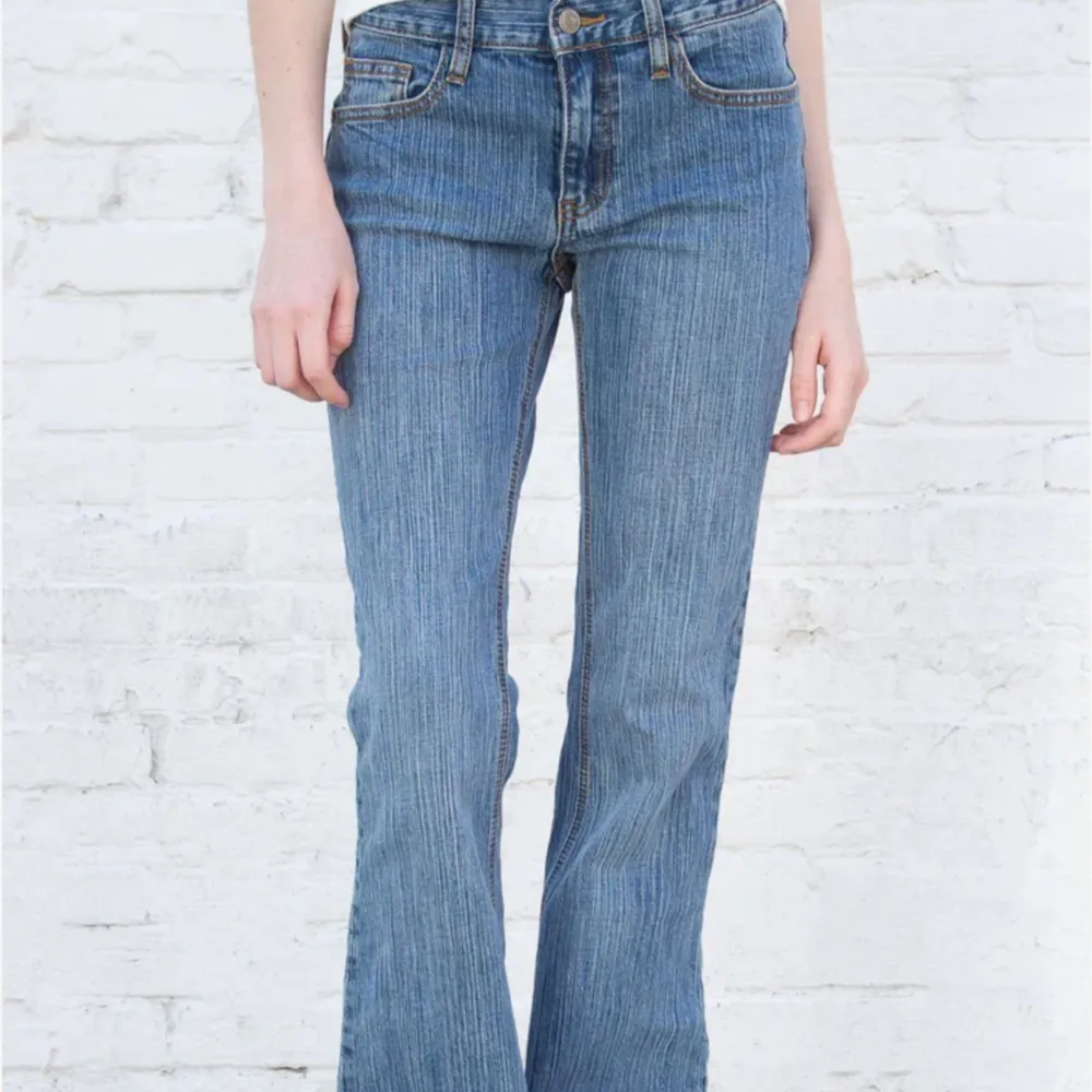 Säljer dessa jeansen eftersom att de inte används längre och är lite små💓passar xs-s. Midjemåttet är 76 och de passar mig i längden som är 170. Jeans & Byxor.