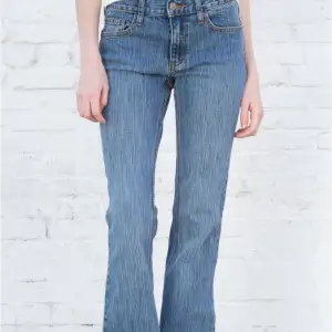 Säljer dessa jeansen eftersom att de inte används längre och är lite små💓passar xs-s. Midjemåttet är 76 och de passar mig i längden som är 170