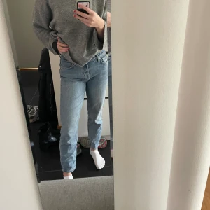Jeans  - Ljusblåa Jens i bra skick som tyvärr inte kommer till användning längre, priset är diskuter bart