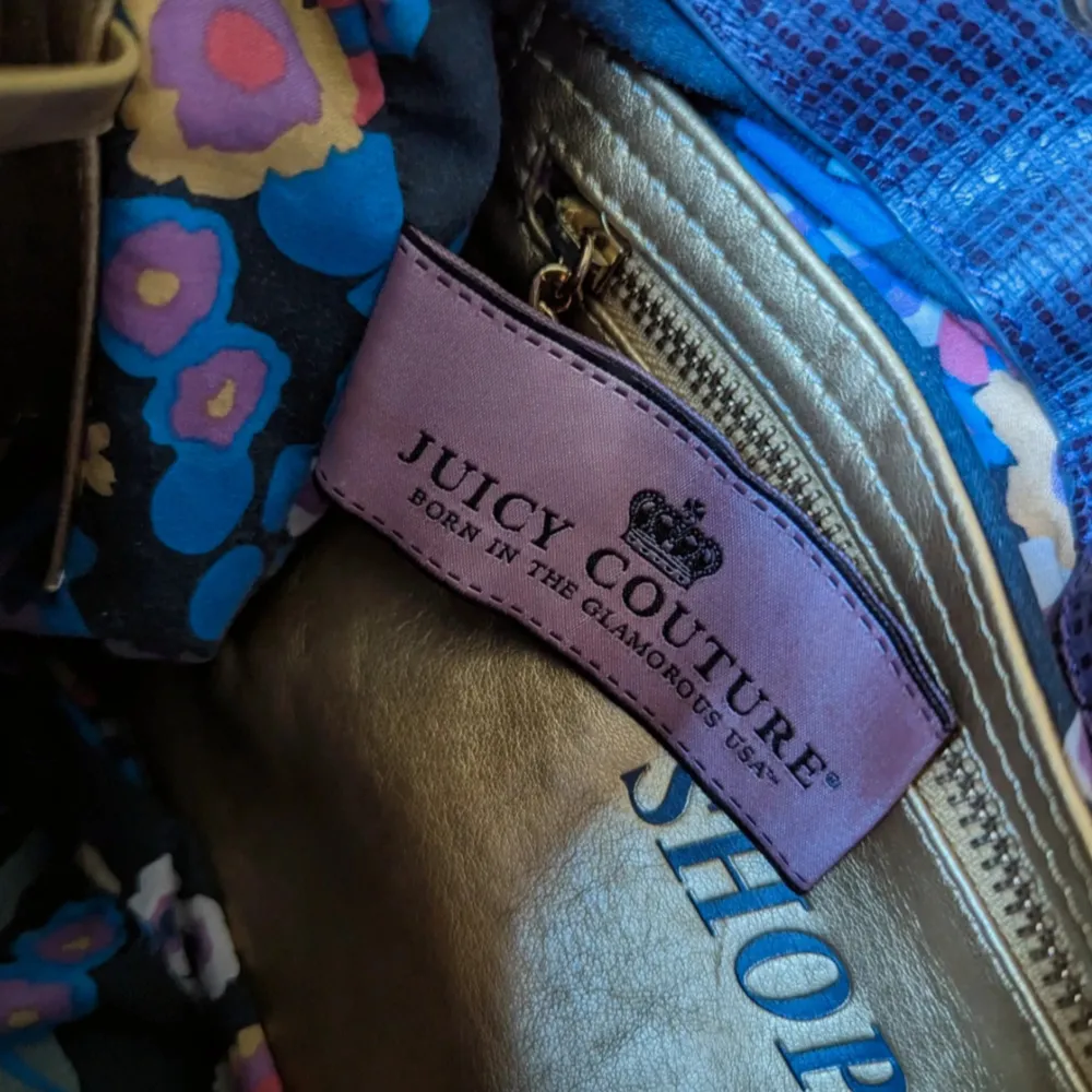 Väska från Juicy Couture. Inköpt i Santa Monica för 14 år sedan. Special Edition, gjordes i begränsad upplaga. Mycket fint skick då den mest stått i hylla som dekoration. Fler bilder finns om så önskas. Accessoarer.