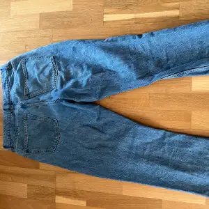 Säljer dessa carlings jeans i färgen blå. Lite slitna rämsor men inga större skador