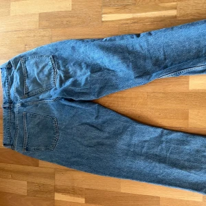 Carlings jeans - Säljer dessa carlings jeans i färgen blå. Lite slitna rämsor men inga större skador