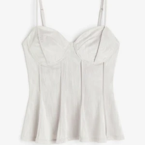 Korsett topp - Slutsåld korsett topp från hm, helt ny med prislapp kvar. 