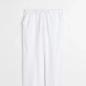 Lågmidjade linnebyxor hm - Linnebyxor från hm💕köpt för någon vecka sen men säljer då de är för stora för mig