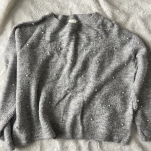 Stickad tröja med pärlor - Gott skick, sällan använd💞 Pris går att diskutera.