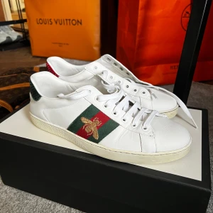 Gucci ace skor - Säljer dessa Gucci skor i size 41, i grymt skick endast några små flaws!