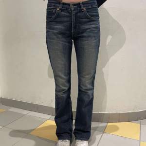 Levis jeans som är lite bootcut. Bra skick, storlek och midja står på sista bilden. 