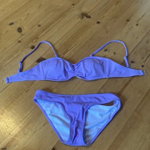 lila bikini - en lila bikini från frank dandy!! säljer då den är för liten. den är aldrig använd endast testad❣️köpt för ca 200kr, köparen står för frakten