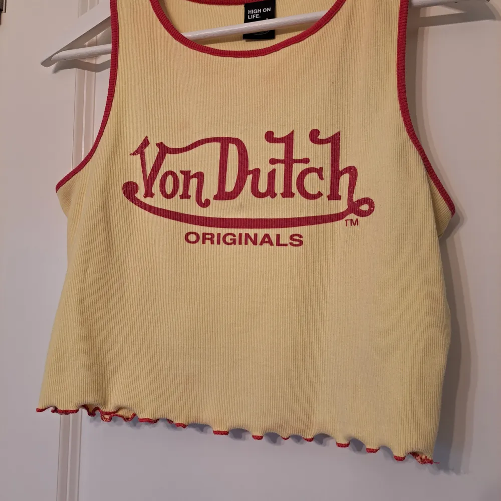 Riktig Von Dutch topp som säljs p.g.a att den inte kommer till användning längre! 😊 Den är storlek L men passar även som M! 💗 Kontakta mig för frågor! Säljer även en till VonDutch topp på mitt konto! 🥰. Toppar.