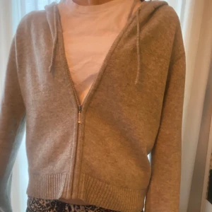 Kofta - Jätte fin kofta. Som jag säljer för jag har en liknande. Har inga tecken på användning. Rätt så lyxigt märke men minns inte priset.