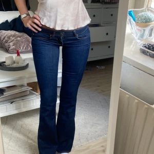 Guess Jeans - Säljer nu dessa lågmidjade Guess jeans i en perfekt mörkblå färg! Jag är 168 cm å de sitter som en smäck, hör av dig om du har nån fråga!❤️
