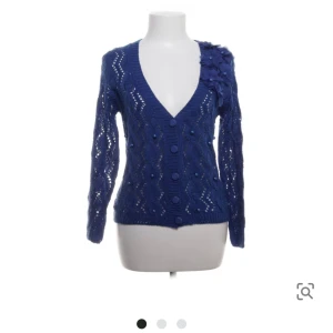 Söt kofta - Jätte söt blå kofta med blommor på axeln. 💙