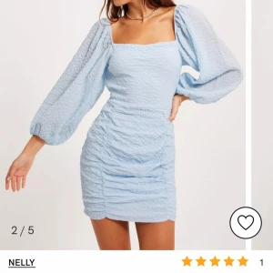Blå klänning  - Underbar blå klänning från Nelly! Den är i Stl 34 och är aldrig använd🥰