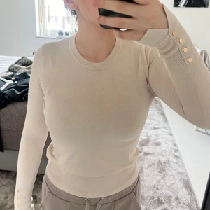 Ribbstickad långärmad tröja från zara  - Jätte fin ribbad tröja från zara med guldknappar 🩷🫶