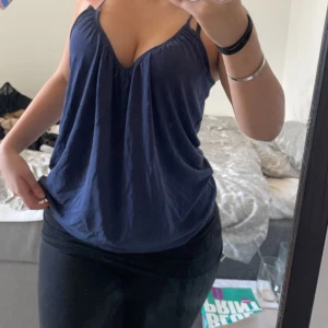 Blå topp - Säljer detta blåa linnet som är i superbra skick helt ny, storlek m men passar s också💕💕🫶🏼🫶🏼