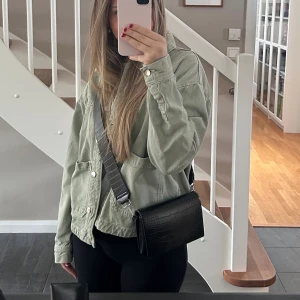 Svart handväska  - Svart handväska i fake ”läder” typ❣️ används men i väldigt fint skick! Bandet går att justera ❣️Hör av dig vid frågor❣️