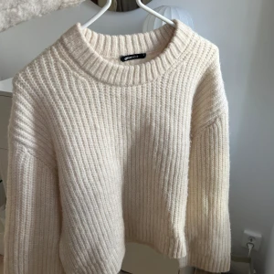 Stickad tröja  - Så fin stickad tröja från Gina Tricot. Nyskick! 💞