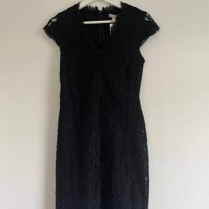 Jättefin klänning i svart spets från HM. Klänningen är helt ny och lapen sitter kvar och säljs på grund av att den aldrig kommit till någon användning. Nypris 400kr 🤍
