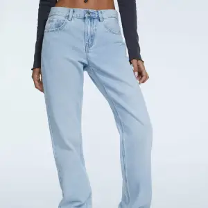 Straight leg jeans från Zalando. Använda ganskanska få gånger. Mid/low waist. Säljer eftersom de är för korta på mig som är ca 175cm  Innerbenslängd: 74cm Midja rätt över: 36cm Nypris: 379kr