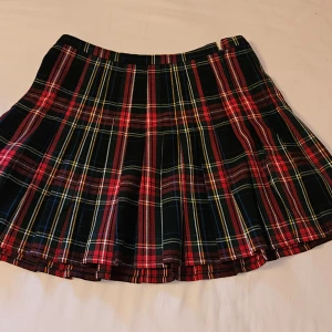 Kilt kjol - Old school. Köpt på loppis. För kort i min smak. Jag är 168cm. St 38. Söt med strumpbyxor till. Kanske går frakta. Byte med en sak går bra. Möts i Gbg. 35 kr. Supermjuk kjol.  
