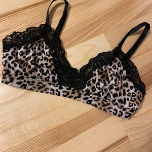 Mjuk BH strl M - Passar inte min byst, så säljer vidare denna.  Lapparna är bortklippta men det är en M. Den är mjuk och utan byglar.